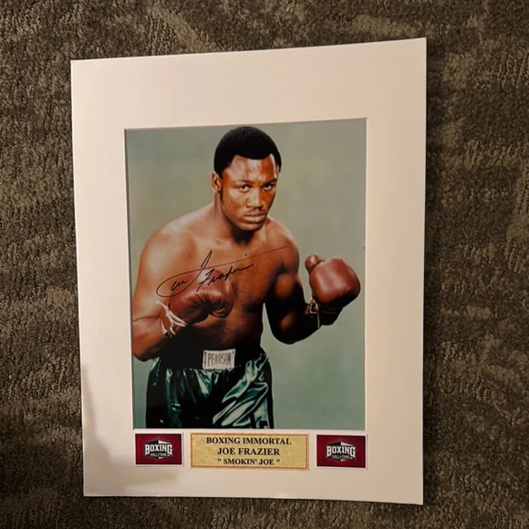 Joe Frazier Autographed Boxing Photo - Picture 1 of 1